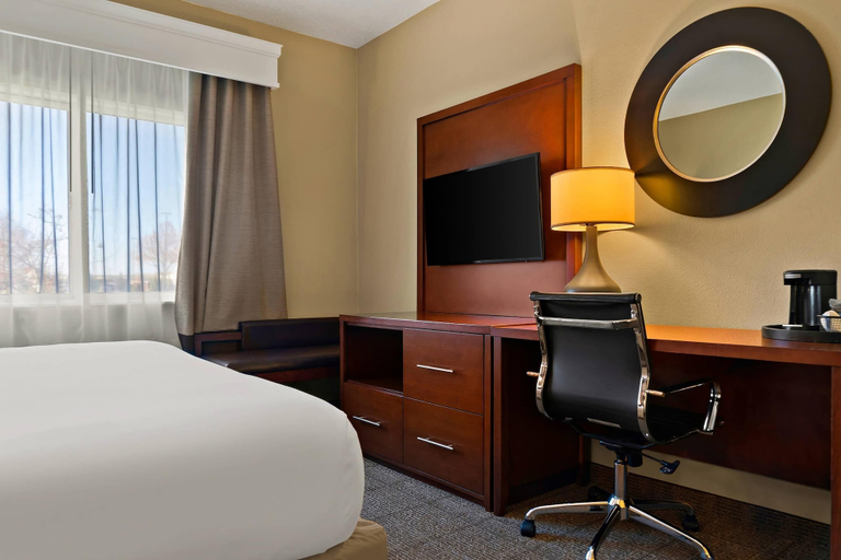 Bedroom 3, Comfort Suites Saginaw North, Saginaw