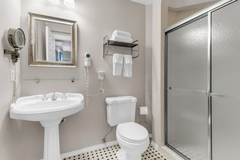Bathroom 4, Tandem Bike Inn, Monmouth