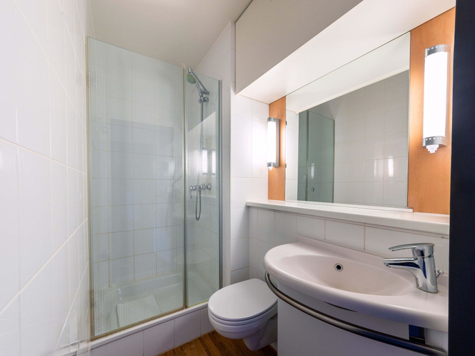 Bathroom 4, B&B HOTEL Duisburg HBF Nord, Duisburg