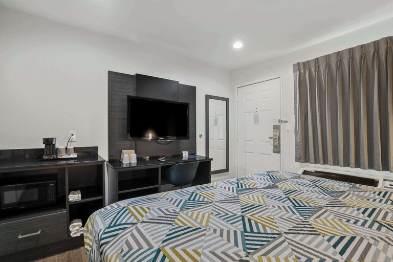 Bedroom 3, Studio 6 Suites Escondido, CA, San Diego