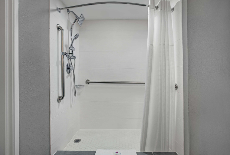 Bathroom 3, Motel 6 Monahans, TX, Ward