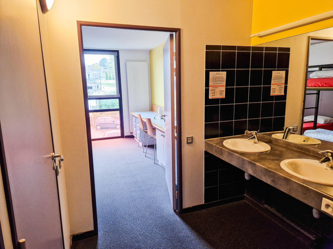 Bathroom 5, Auberge de Jeunesse de Morlaix - Hostel, Finistère