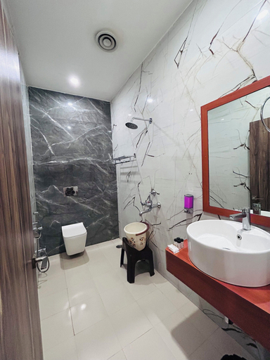 Bathroom 3, Royal Heritage Hotel & Resort, Faizabad