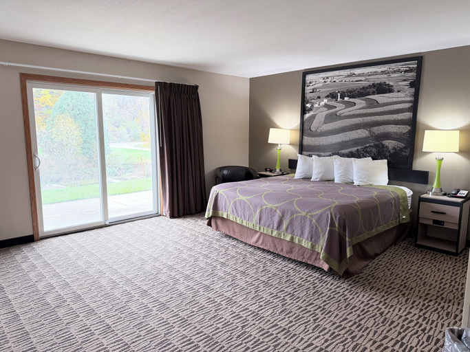Bedroom 3, Super 8 by Wyndham Platteville, Grant