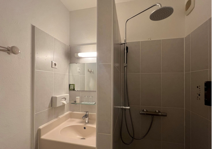 Bathroom 3, Le Gavrinis, Morbihan