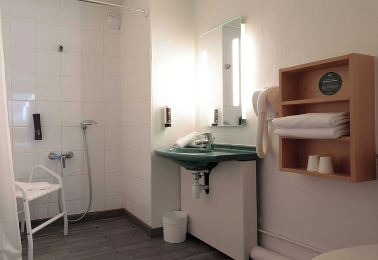 Bathroom 3, B&B HOTEL Lourdes Centre Gare 3 étoiles, Hautes-Pyrénées