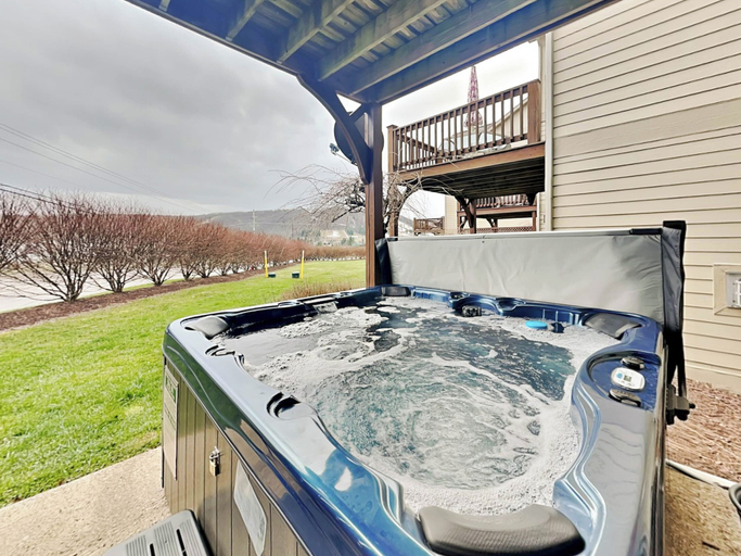 Sport & Beauty 5, Cassiopeia by Taylor Made Deep Creek, Garrett