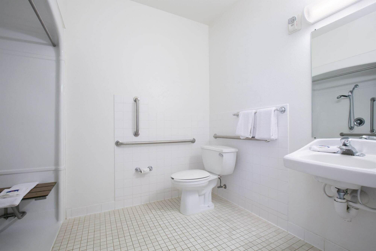 Bathroom 4, Motel 6 Brooklyn Center, MN - Minneapolis, Hennepin