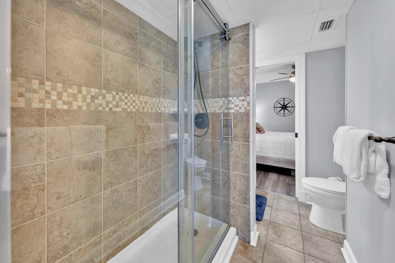 Bathroom 3, Sunbird 1010e, Bay
