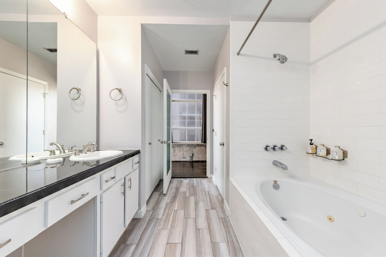 Bathroom, The District at Hogg Palace, A Wyndham Hotel, Houston