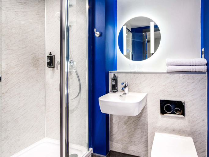 Bathroom 5, ibis budget Manchester Airport, Manchester