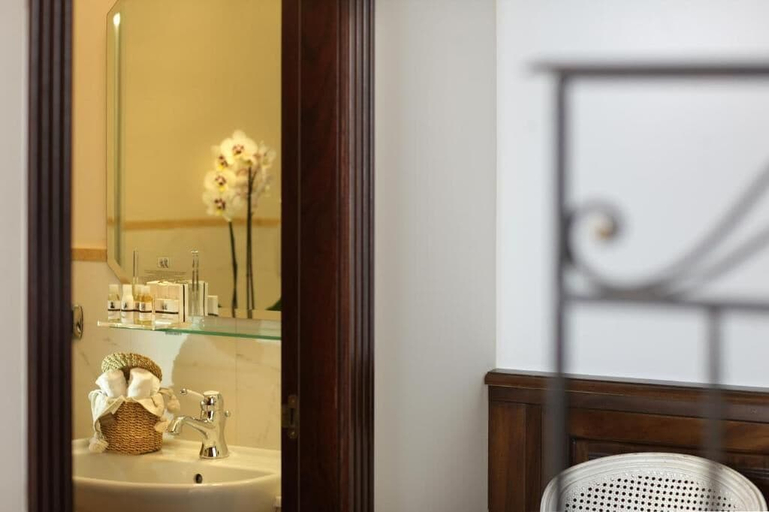 Bathroom 5, Palazzo del Corso, Lecce