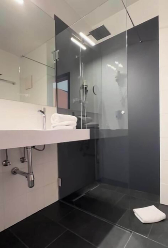 Bathroom 5, Rheinhessen Inn, Alzey-Worms