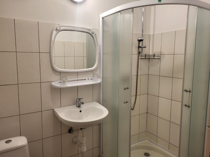 Bathroom 3, Mokyklos viesbutis, Šilutės