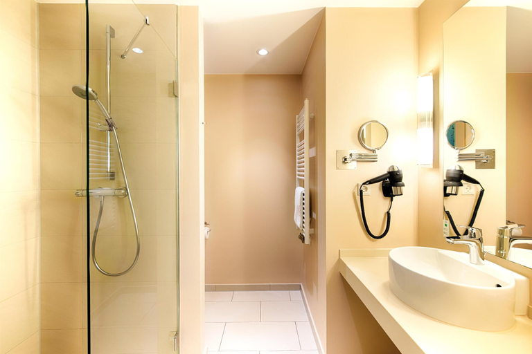 Bathroom 5, ACHAT Hotel Bremen City, Bremen