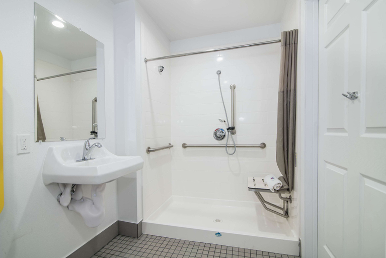 Bathroom 4, Motel 6 Moreno Valley - Riverside March Air Base, Riverside