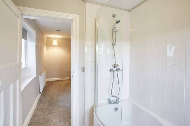 Bathroom 4, Host Stay Cosy Cottage, Kirklees