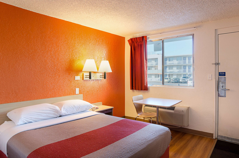 Bedroom 3, Motel 6 Denver, CO – Downtown, Denver