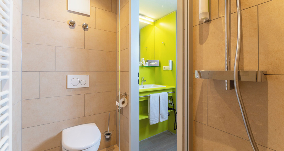 Bathroom 5, PLAZA INN Bad Rappenau, Heilbronn