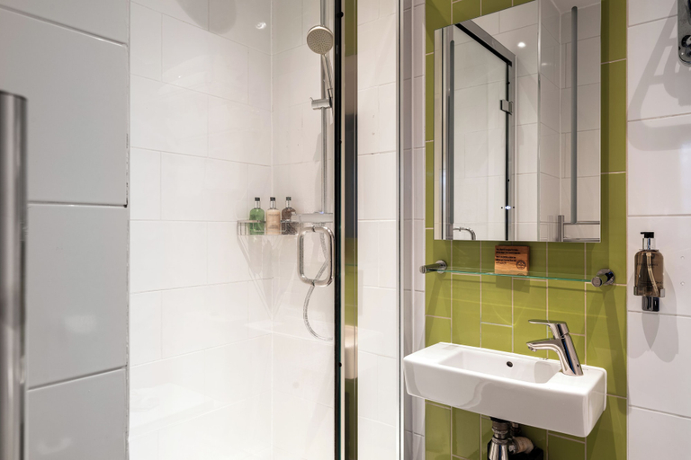 Bathroom 3, The Wellington Hotel, London