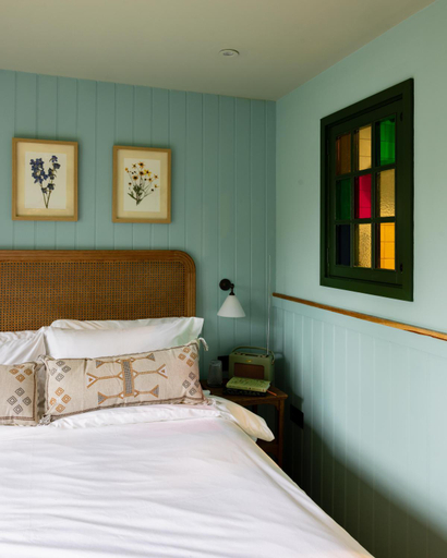 Bedroom 3, The Merry Harriers Pub, Surrey