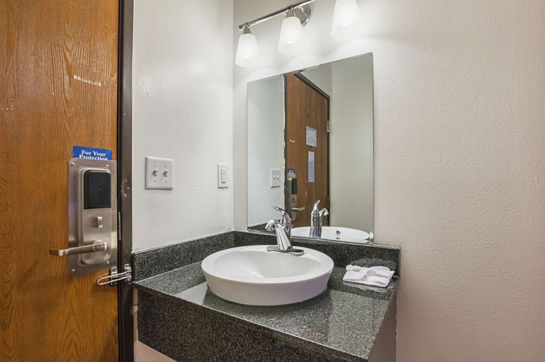 Bathroom 4, Motel 6 Marshalltown Ia, Marshall