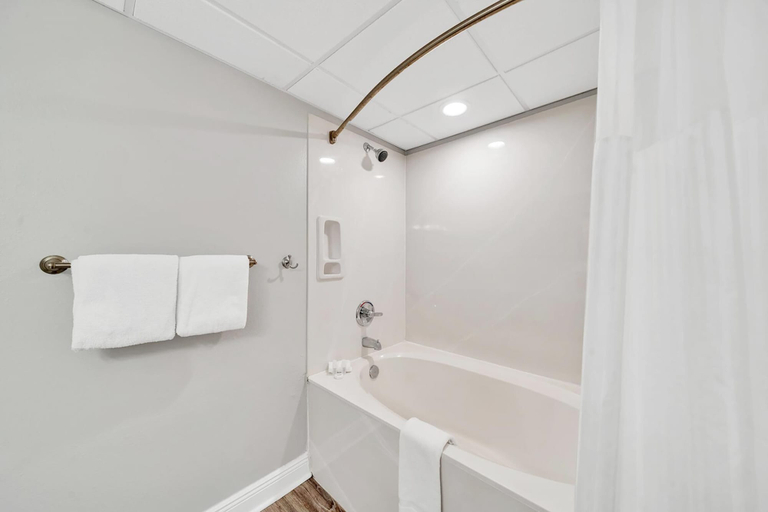 Bathroom 3, Emerald Beach 1633, Bay