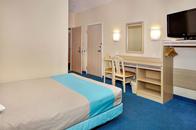 Bedroom 3, Motel 6 Peterborough, ON, Peterborough