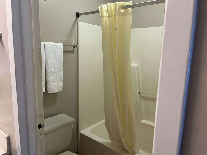 Bathroom 3, Motel 6 Bracey, VA – I-85, Mecklenburg
