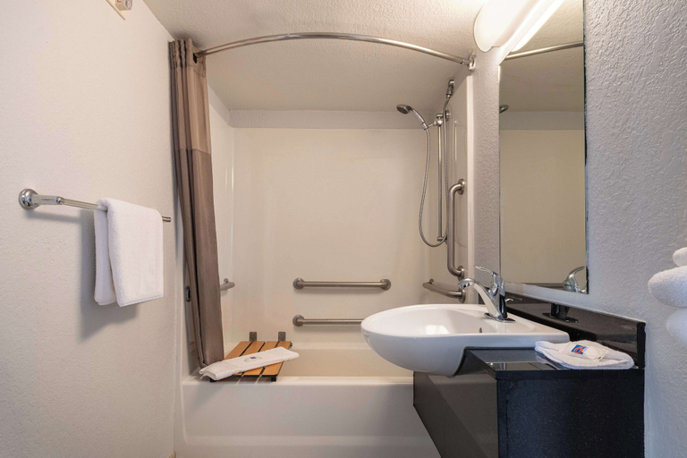 Bathroom 4, Motel 6 Rolling Meadows, IL - Chicago Northwest, Cook