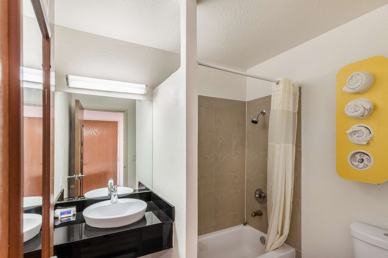 Bathroom 4, Motel 6 Dallas, TX - South, Dallas