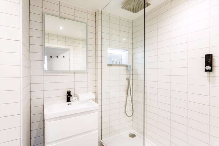Bathroom 4, Bright London Bridge Apartment, London