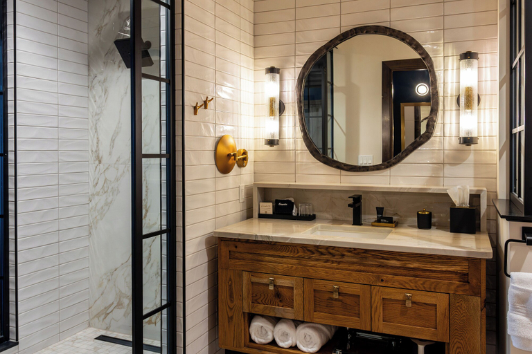 Bathroom 4, Hotel Renegade, Ada
