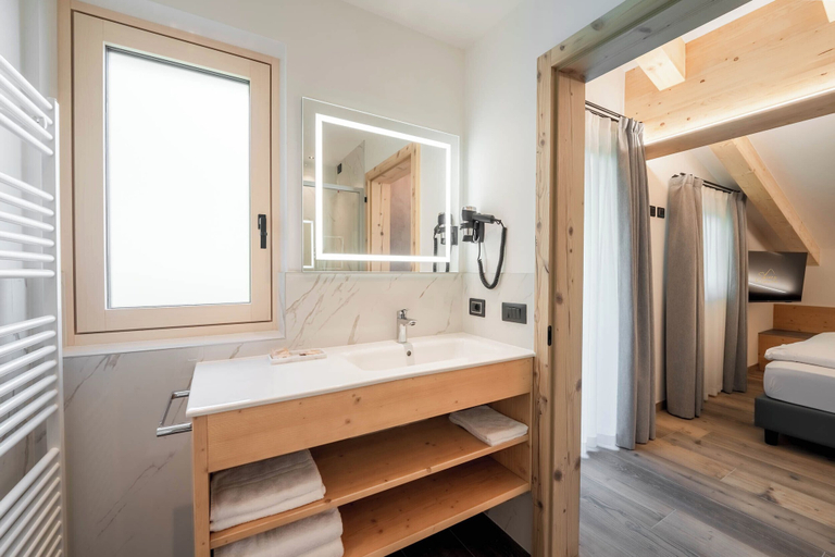 Bathroom 4, Spires Hotel, Trento