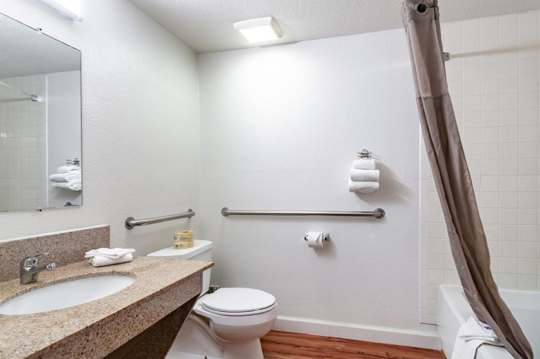 Bathroom 4, Motel 6 Naperville, IL, Dupage