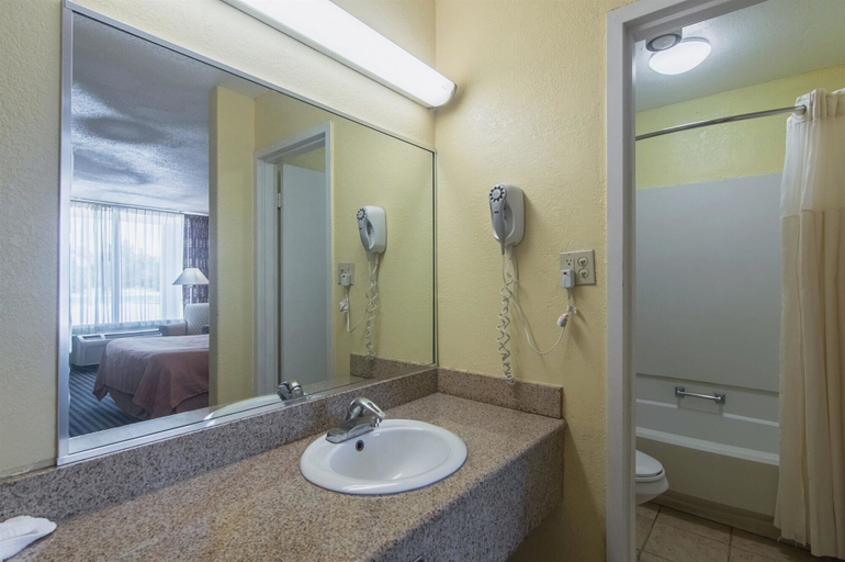 Bathroom 3, Motel 6 Liberal, KS, Seward