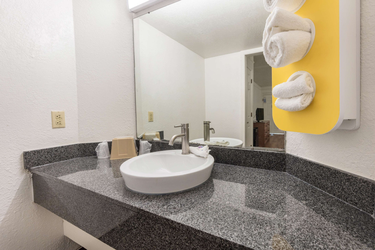 Bathroom 4, Motel 6 Knoxville, TN, Knox