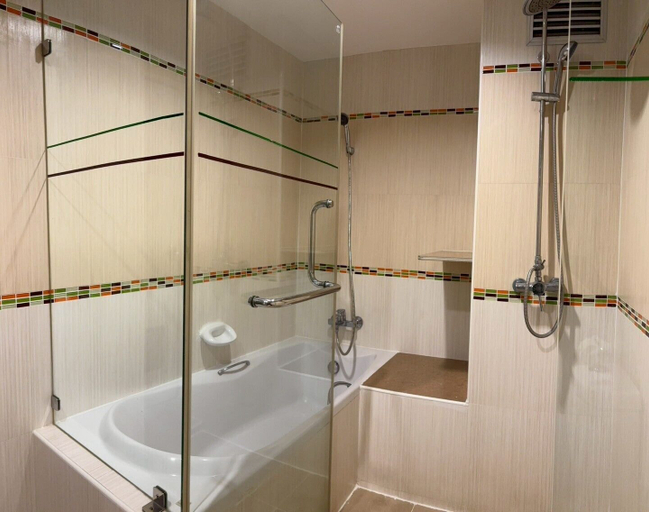 Bathroom 5, Camelot Hotel Pattaya, Pattaya
