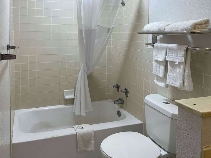 Bathroom 3, Motel 6 Opelika, AL, Lee