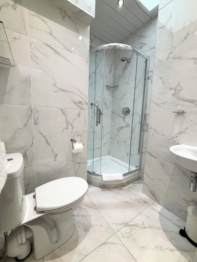 Bathroom 5, Dergvale Hotel, Dublin