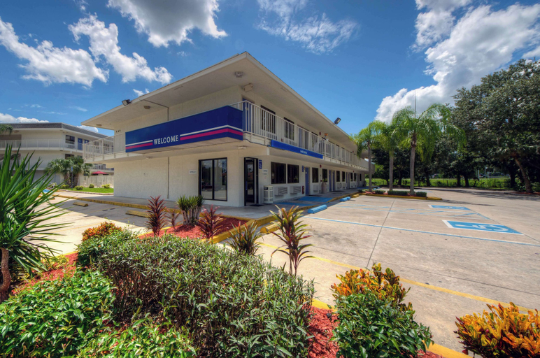 Exterior & Views 2, Motel 6 Bradenton, FL, Manatee
