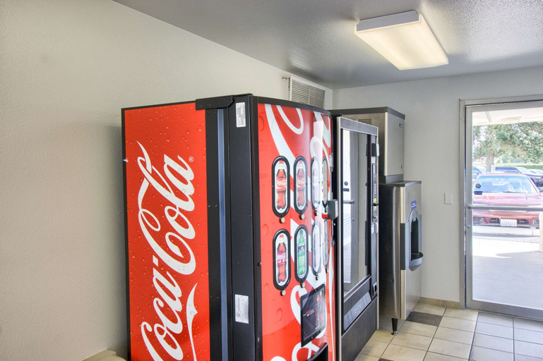 Food & Drinks 5, Motel 6 Everett, WA - North, Snohomish