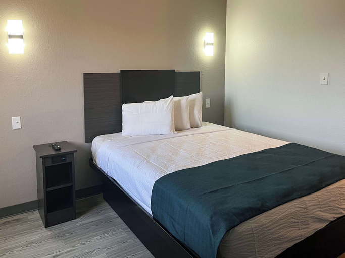 Bedroom 3, Studio 6 Suites Delano, CA, Kern