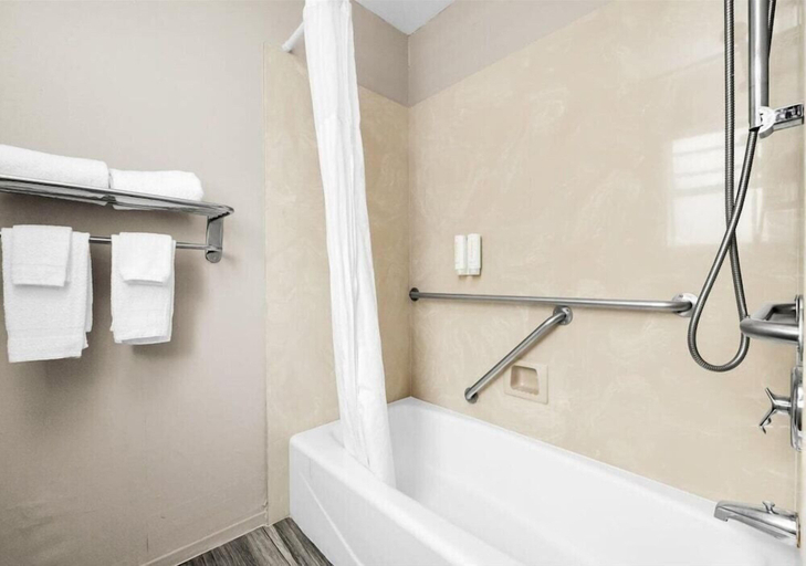 Bathroom 5, Motel 6 San Francisco, CA – Great Highway, San Francisco