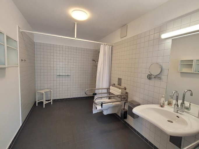 Bathroom 5, Hotel Brandenburger Dom GmbH, Brandenburg an der Havel