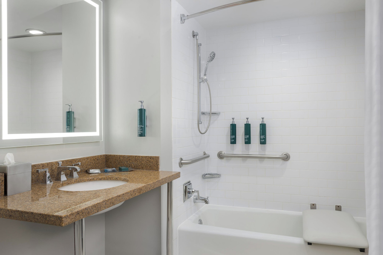 Bathroom 5, DoubleTree by Hilton Cincinnati Airport, Boone