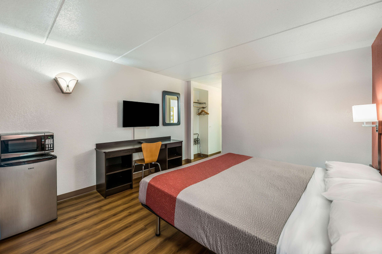 Bedroom 3, Motel 6 Henderson, TX, Rusk