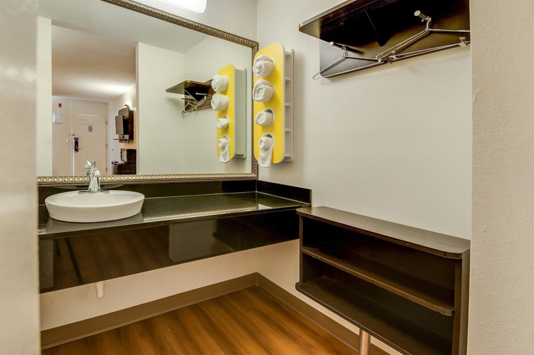 Bathroom 4, Motel 6 Jennings, LA, Jefferson Davis
