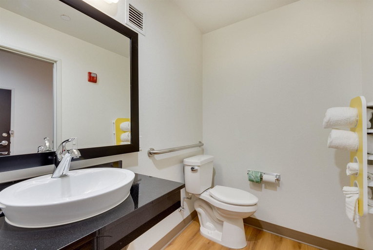Bathroom 4, Motel 6 Tulsa, OK, Tulsa
