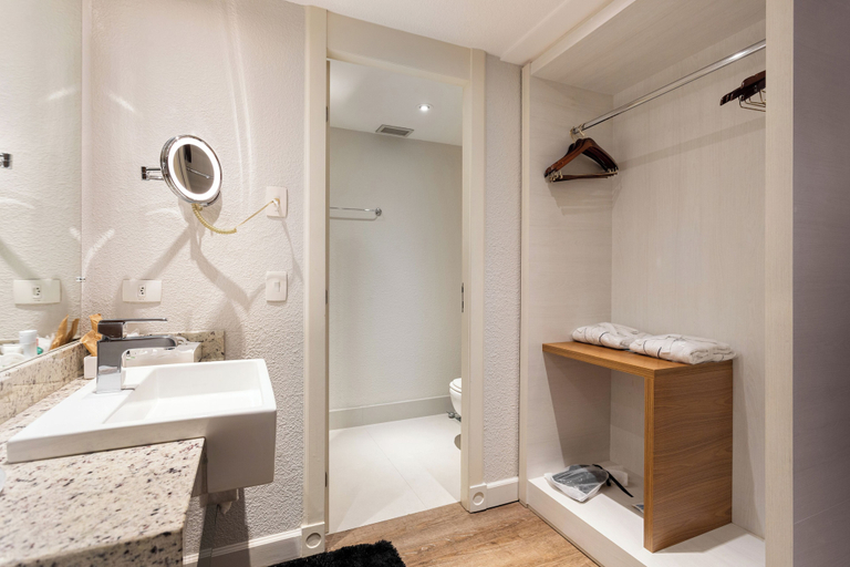 Bathroom 5, Radisson Hotel Curitiba, Curitiba
